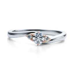 こちらは婚約指輪ですが、プラチナベースにピンクゴールドをポイント使いしたデザイン。ゴールドがダイヤの輝きをより引き立たせていますね。 イエローゴールドやピンクゴールドなど、ゴールドといっても色合いによって特徴があります。次では、ゴールドの種類と特徴について解説します。