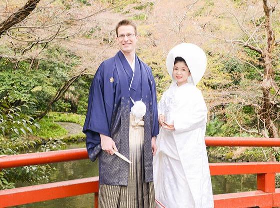 日本 で アメリカ 人 と 結婚