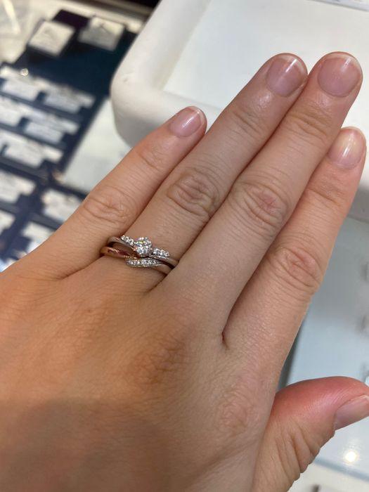 ディズニーの指輪と、ツーカラーの指輪を重ね付けしています。