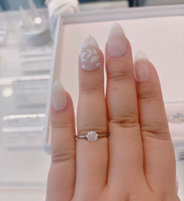 シンプルなデザインの0.5Caratのダイヤモンドの婚約指輪