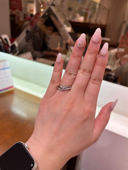 婚約指輪(他ブランド)に合う緩やかなV字エタニティリング