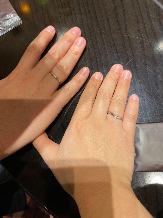 デザインの土台となる指輪を2人揃って試着してみたところ