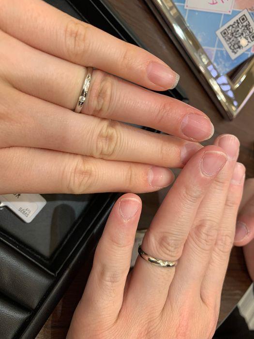 ストレートタイプで、ダイヤ一石を挟み込むような形のリングです