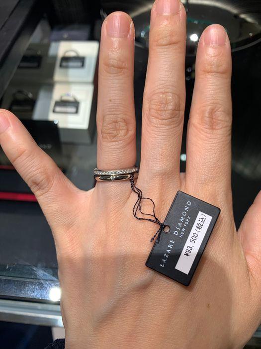 婚約指輪と重ね付けするのにピッタリなデザイン