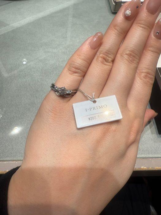自分の婚約指輪と重ね付けしてみた時の写真です。（試着）
