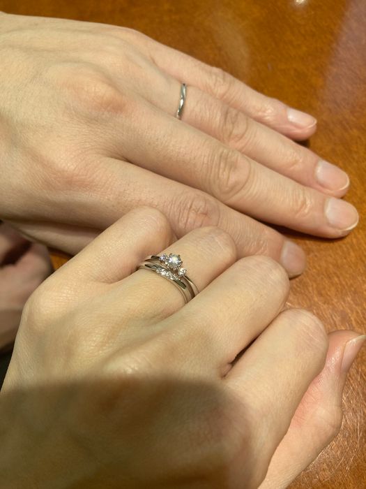 購入したウェヌスの結婚指輪と、それに合わせて重ね付け婚約指輪