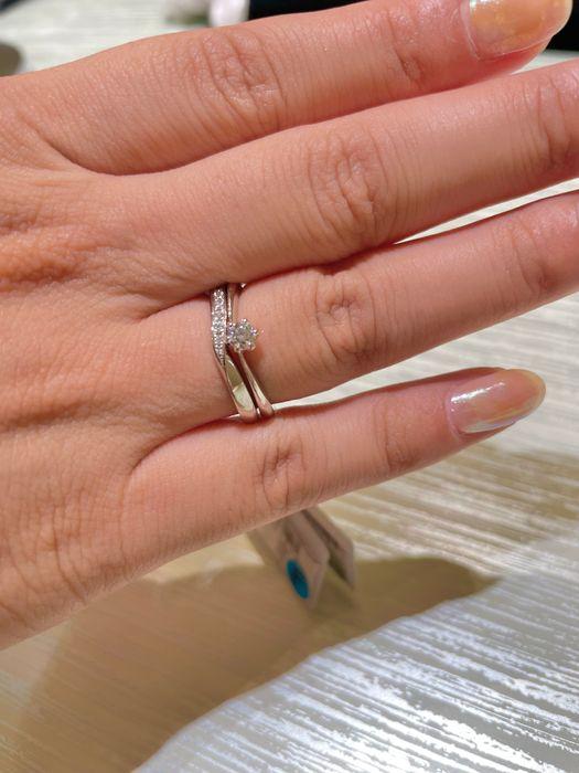 婚約指輪と結婚指輪を重ねつけした際の写真