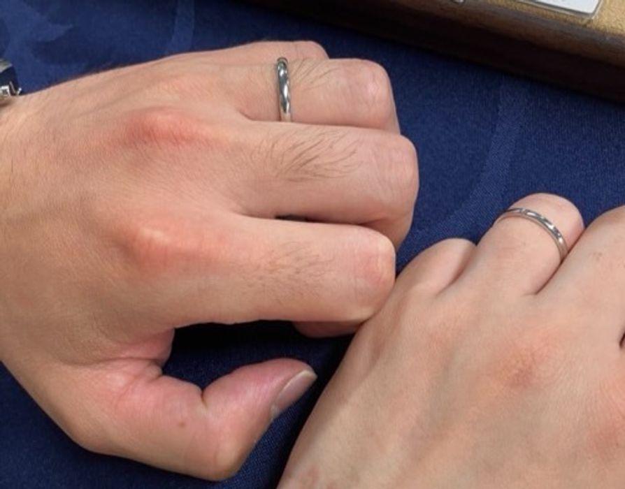 試着させて頂いた指輪です。シンプルでダイヤのないスタイルにさ