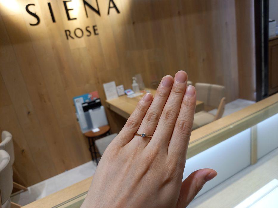 誕生日にちなんだ花をあしらった婚約指輪