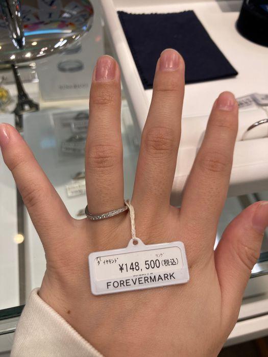 FOREVERMARKのウェーブのダイヤモンドの結婚指輪です