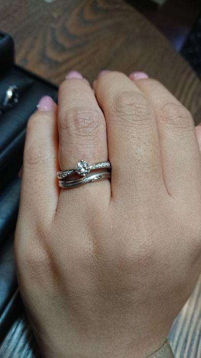 重ねてつけられる婚約指輪と結婚指輪のデザイン