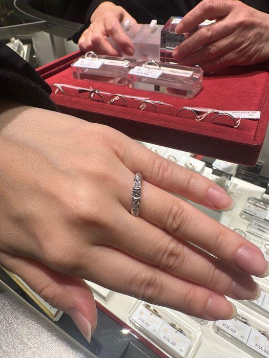 候補となった婚約指輪を付けました。